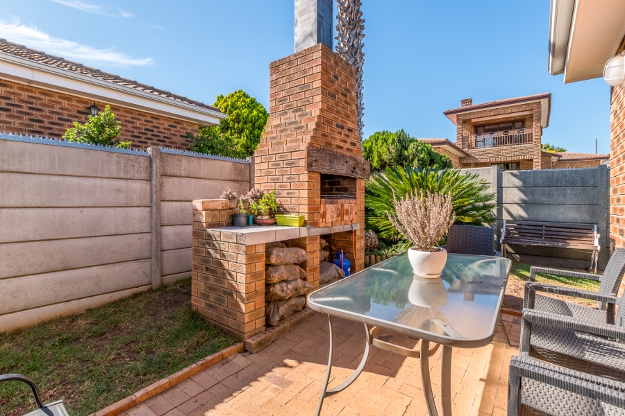 2 Bedroom Property for Sale in The Crest Western Cape